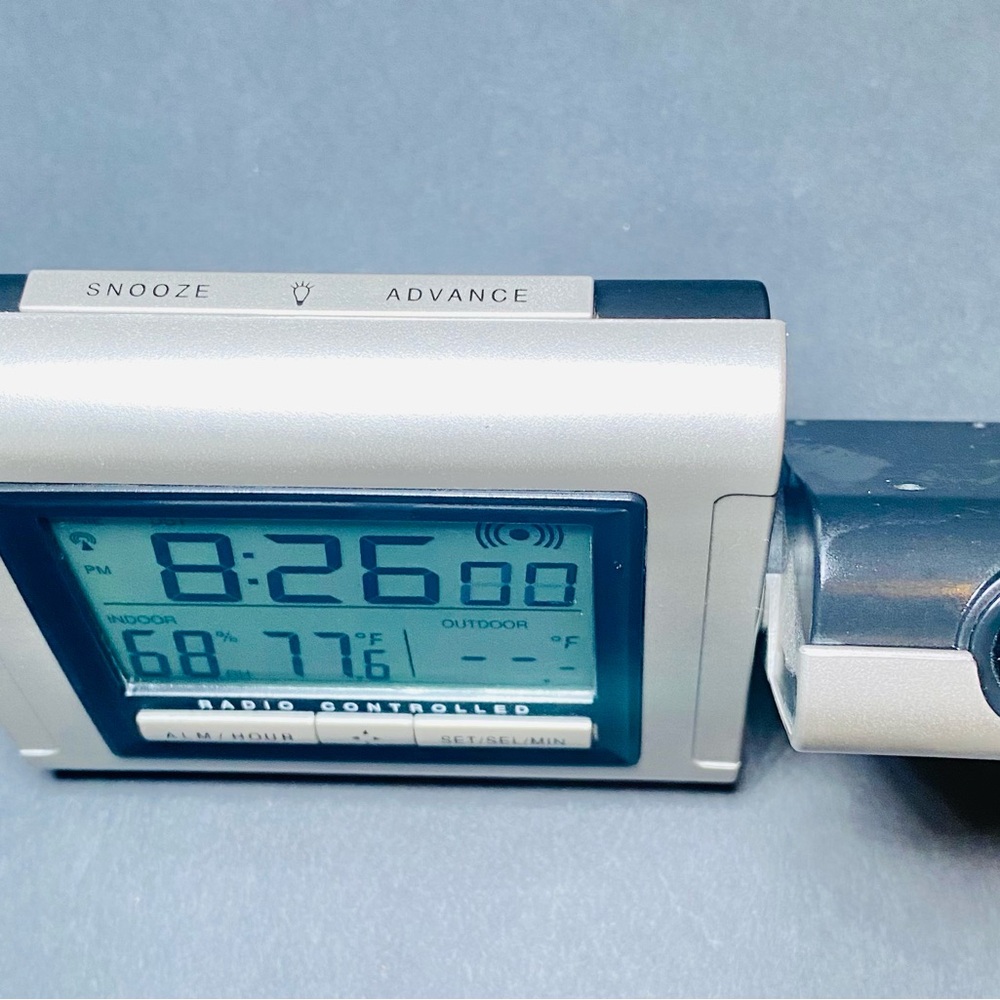 Silver‎ Projection Clock - Picture 3 of 7